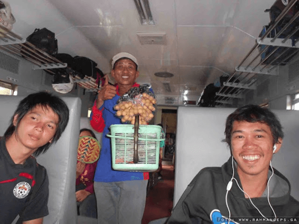 Pedagang asongan di kereta