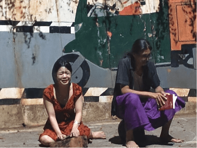 Amanda Ismail (Elly, kiri) dan Andrie Lazuardi (Gani, kanan) pada salah satu bagian dalam pertunjukan “Mogok!” yang didekonstruksi oleh KP2SB (Foto: Hoirul Hafifi)